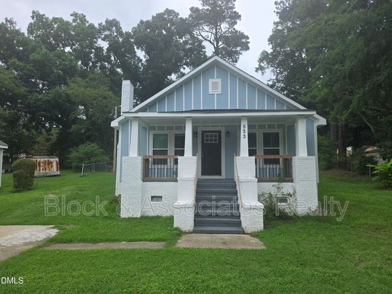Wake Forest House: 523 E Nelson Ave
