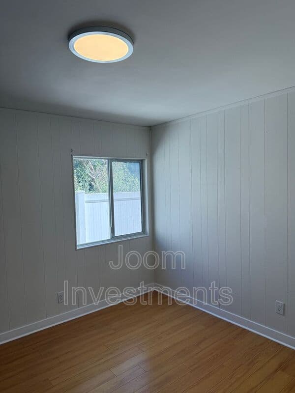 Los Angeles House: 2523 S Bentley Ave