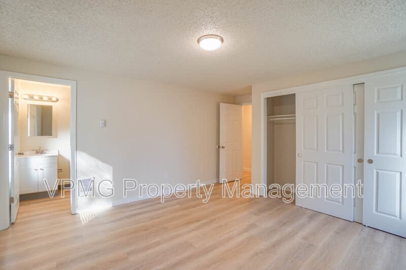 Vancouver House: 9407 Northeast 21st Street