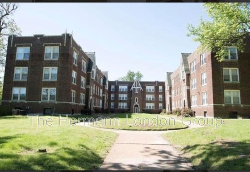 Saint Louis Condo: 3300-3308 Russell Blvd