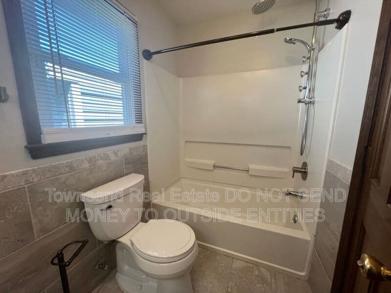 Fayetteville House: 6149 Lakeway Dr.