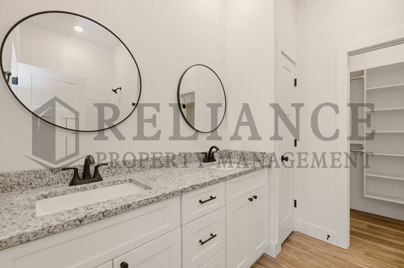 Valley Center House: 701 E Elmwood St