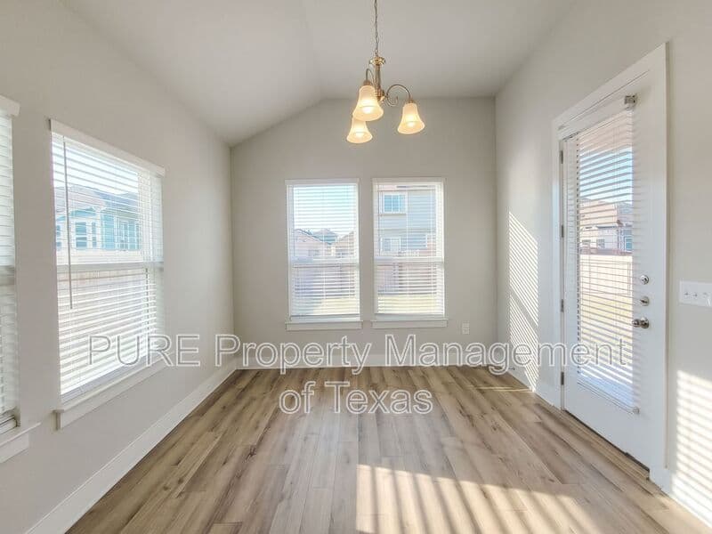 Manor House: 16520 Summery St