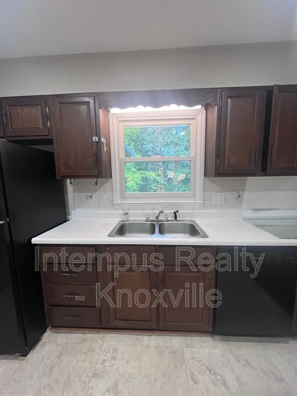 Knoxville House: 10917 Sonja Dr