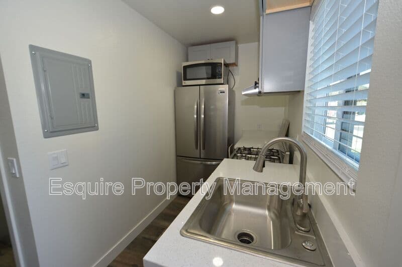 CAMARILLO House: 850 1/2 AILEEN ST