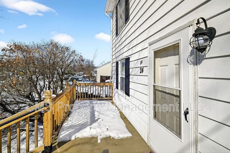 Old Bridge House: 24 Steinhardt Ave