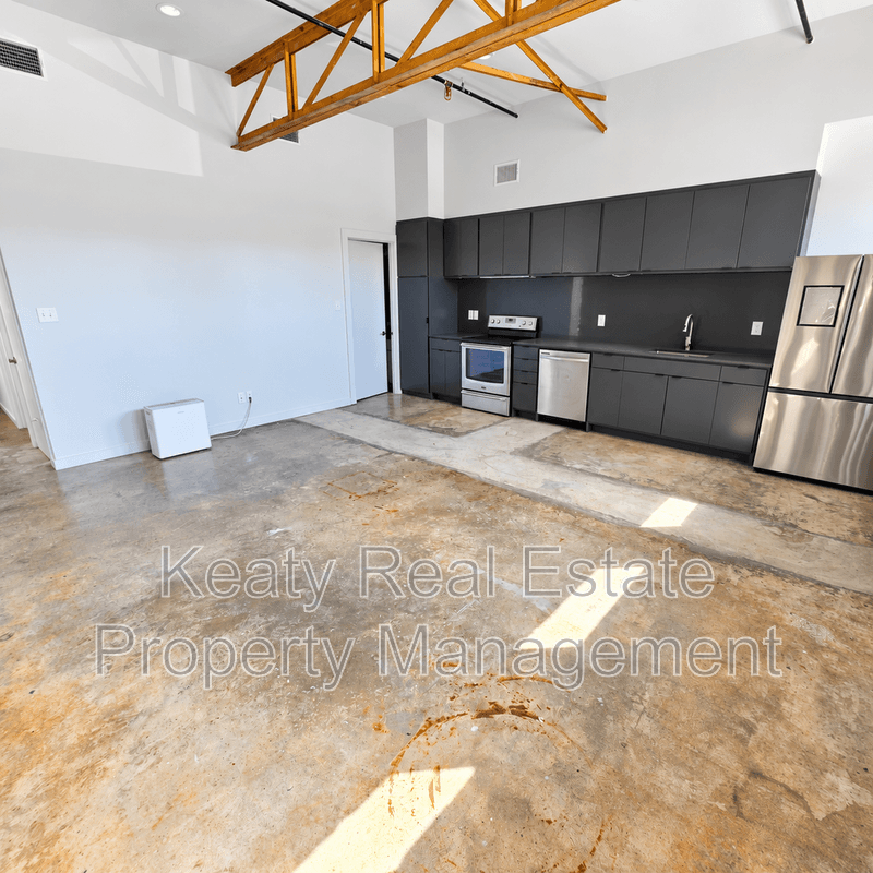 Lafayette House: 136 E Cypress St