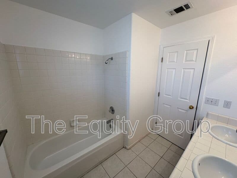 Visalia House: 5730 West Monte Verde Ct