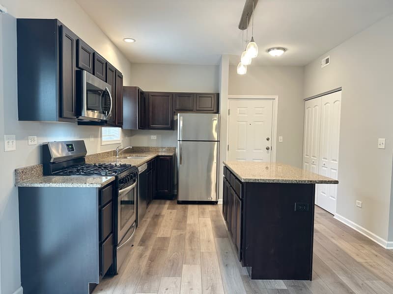 East Dundee Condo: 811 E Main St