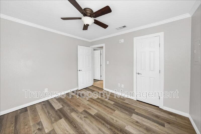 Fort Worth House: 1221 Blalock Avenue