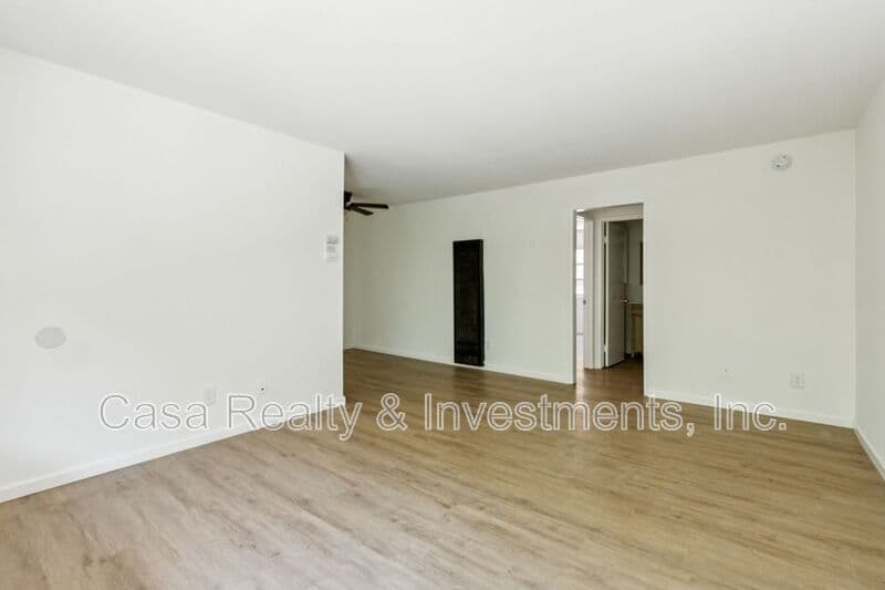 Panorama City House: 8800 Cedros Ave