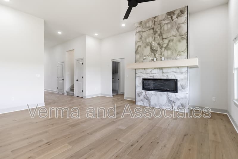 Centerton House: 970 Trestle Ln