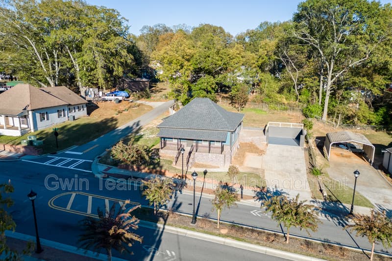 Buford House: 4615 S Lee Street