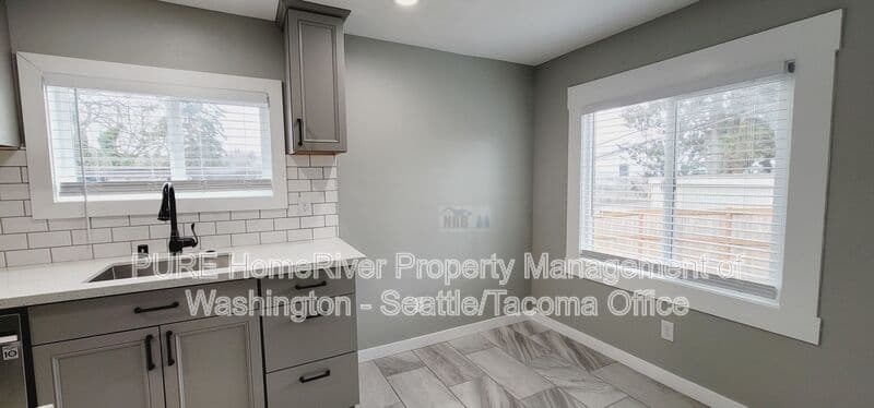Tacoma Condo: 3216 E Roosevelt Ave