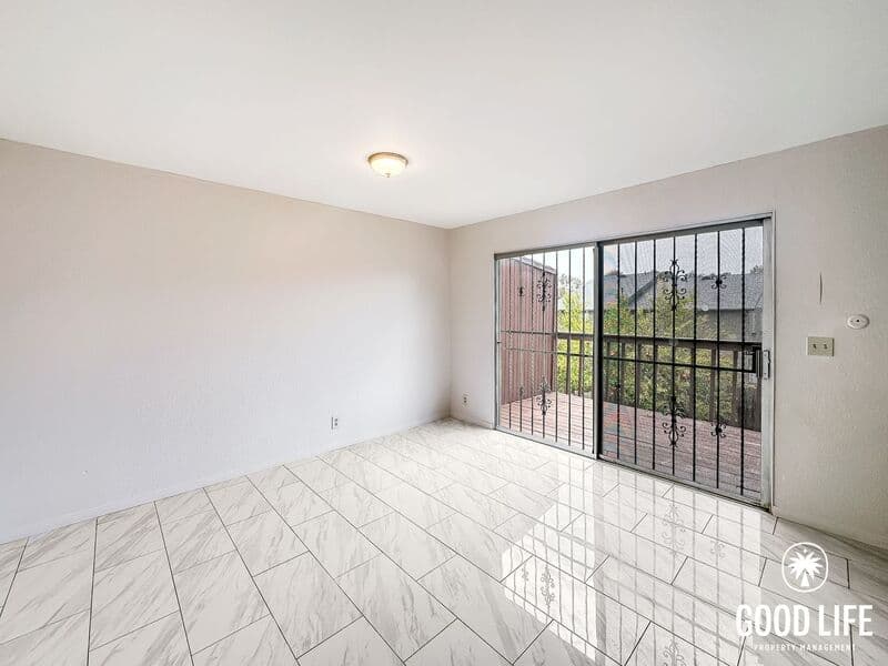 Spring Valley Condo: 2018 Hawkins Way