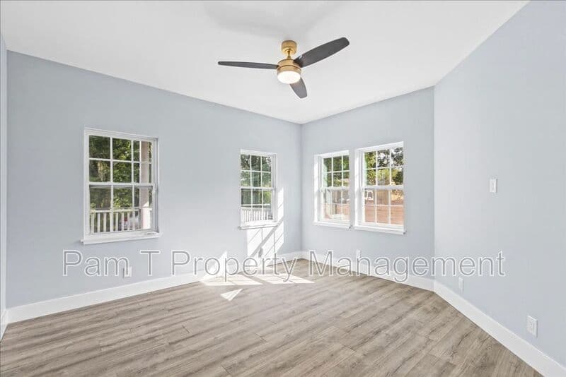 Savannah House: 3205 Burroughs St