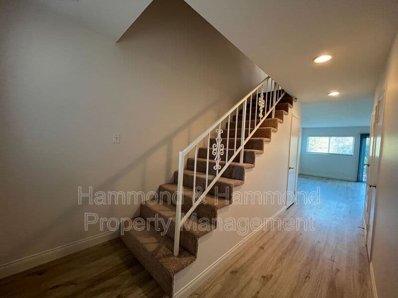 Thousand Oaks House: 832 Masterson Dr