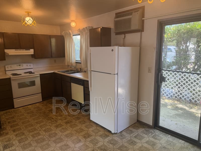 Grants Pass Condo: 832 NE D St