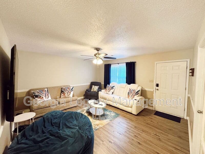 Commerce House: 62 Creekside Drive