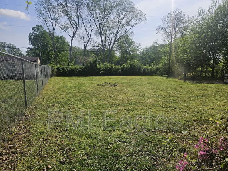 Clarksville House: 2223 Pendleton Drive