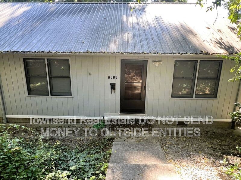 Fayetteville House: 1411 Briarcliff Dr