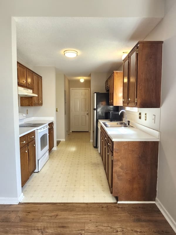 Columbia House: 1305 Melrose Heights Street