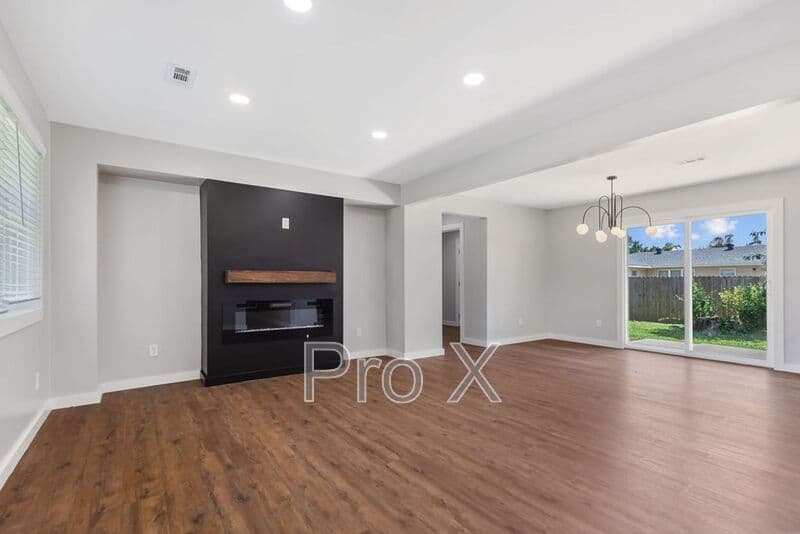Bentonville House: 809 Carson Drive