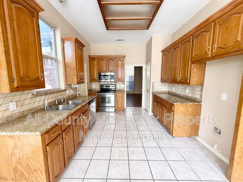 Rowlett House: 8902 Bayshore Ln