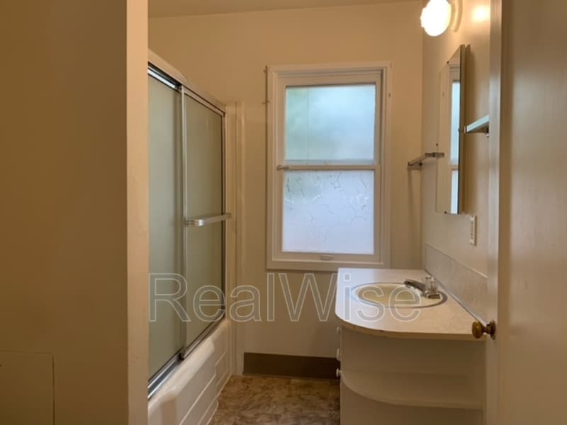 Grants Pass House: 1324 NW Washington Blvd