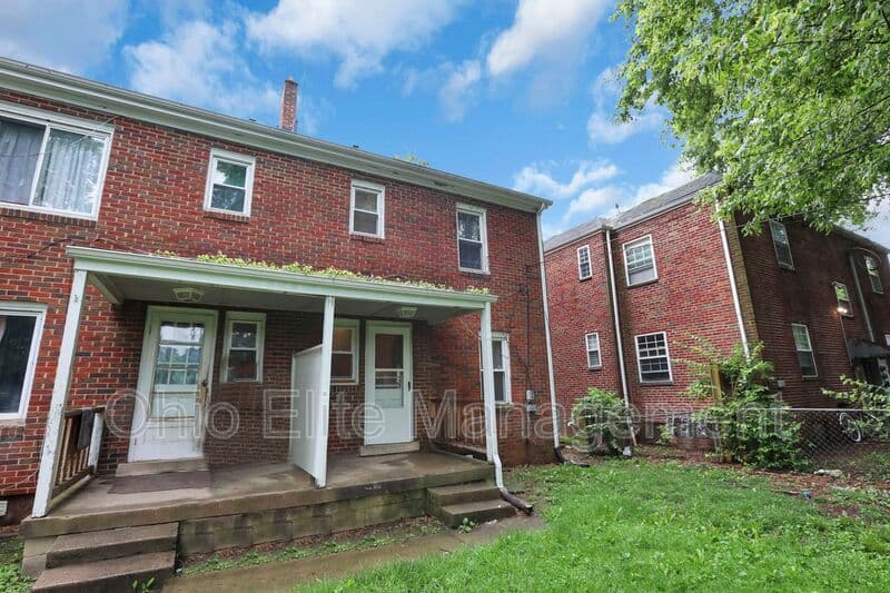 Columbus House: 53 S Burgess Ave