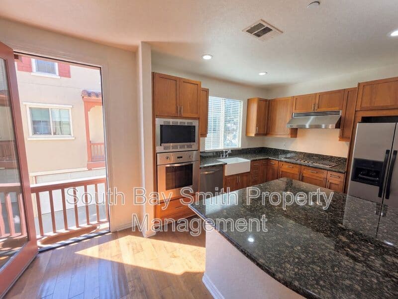 Redondo Beach Townhome: 84 Palos Verdes Blvd