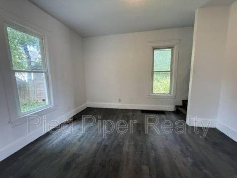Freeport House: 401 E Wyandotte St