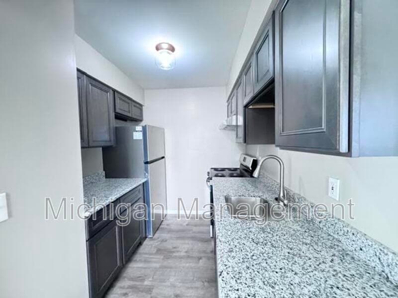 Royal Oak House: 4815 Briarwood Ave