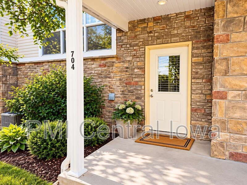 Grimes Townhome: 301 SE 11th St