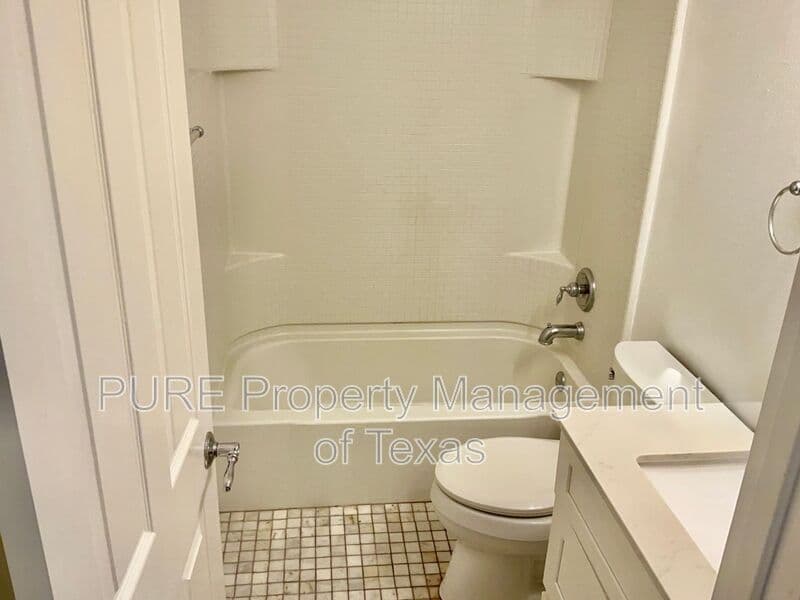 Leander House: 789 Kingfisher Ln