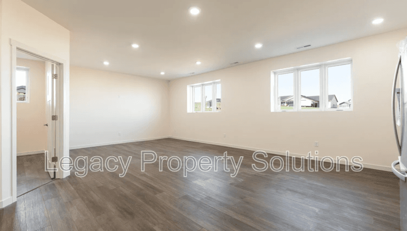Bismarck House: 2108 Monarch Ave