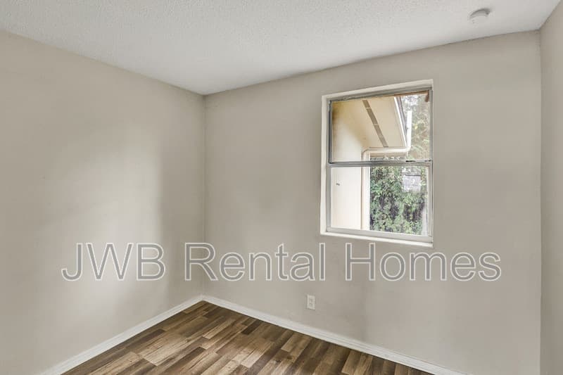 Jacksonville House: 1288 28th St W