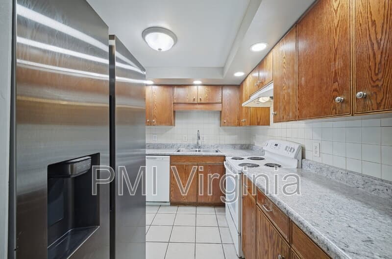 Virginia Beach Townhome: 835 N Buckingham Ct