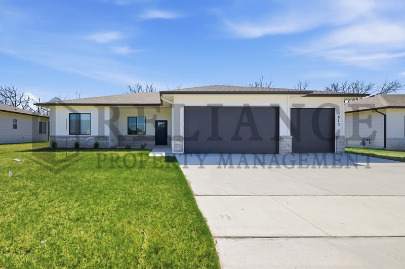 Valley Center House: 701 E Elmwood St