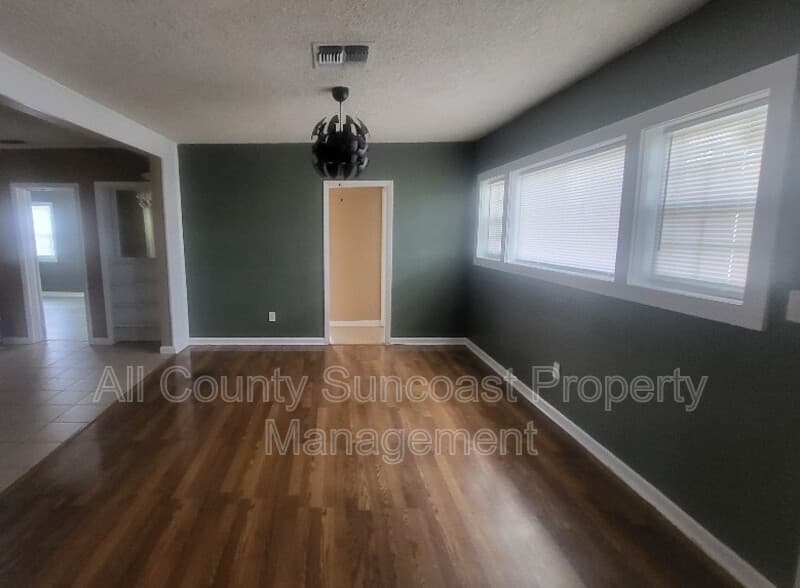 St.Petersburg House: 204 80th Ave N