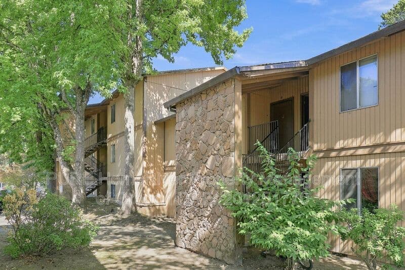 Portland Condo: 14142 NE Sandy Blvd