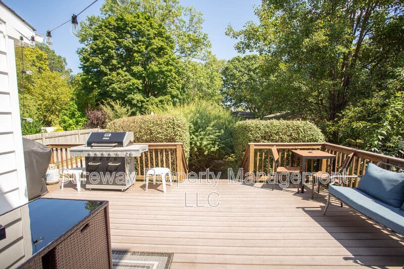 Magnolia House: 417 N Warwick Rd