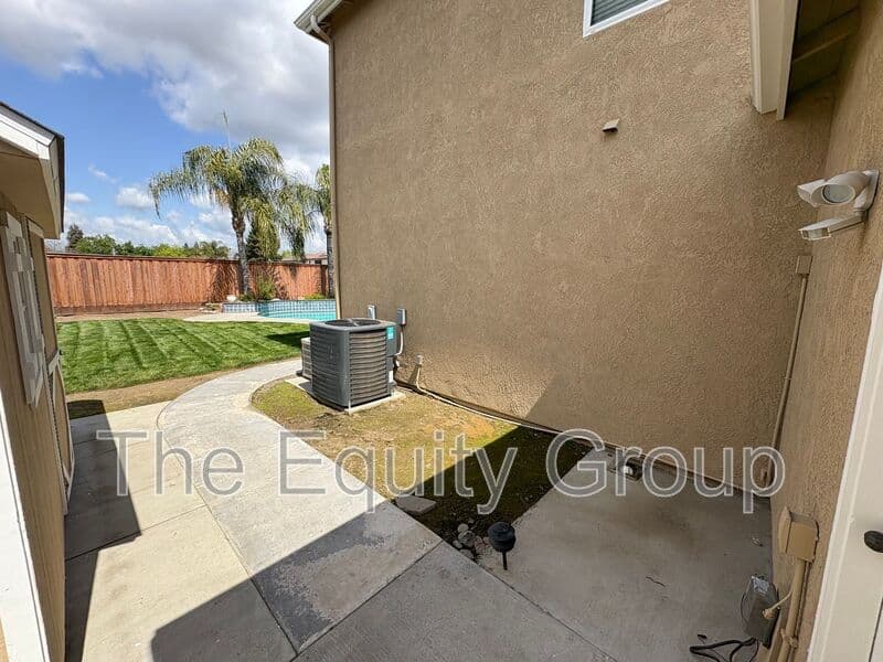 Visalia House: 5928 West Whitley Ave