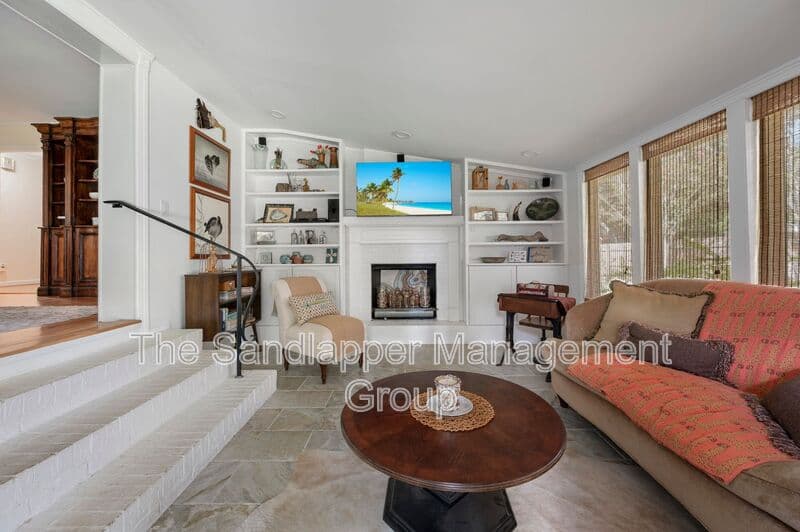 Charleston House: 1652 Boone Hall Drive