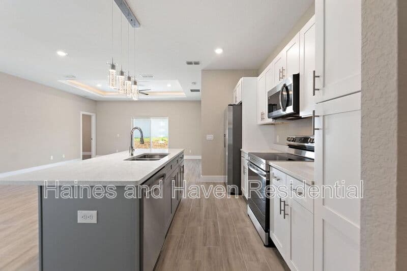 Poinciana House: 302 Elderberry Ct