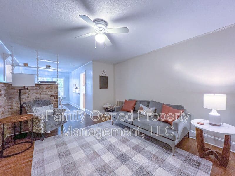 Summerville House: 806-B N Magnolia St