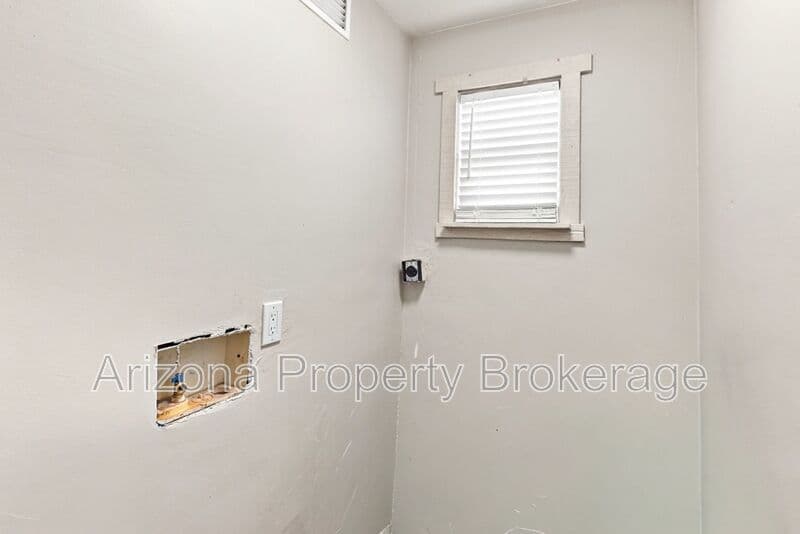 Phoenix House: 3302 W. Solano Dr. South