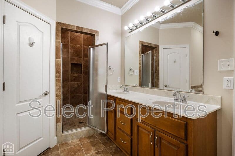 Jonesboro House: 4801 Lochmoor