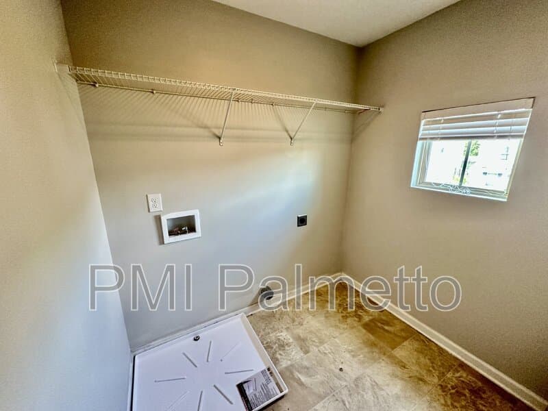 Elgin House: 423 Easy Goer Ct