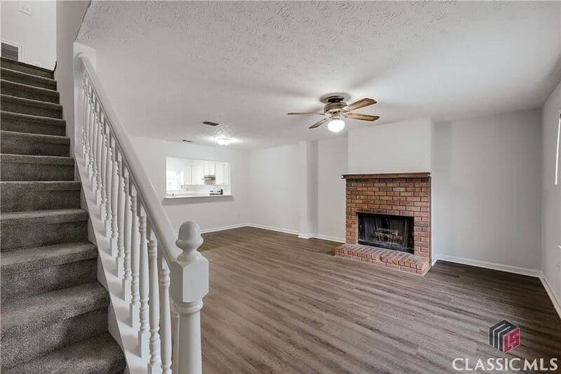 Athens House: 209 Highland Park Dr